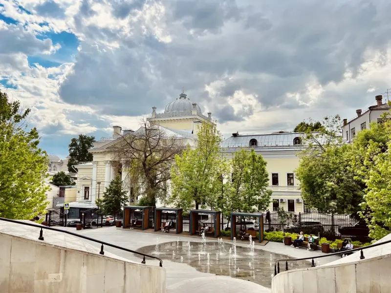 Неожиданная Москва: прогулка по дворикам и переулкам с загадками и полароидом
