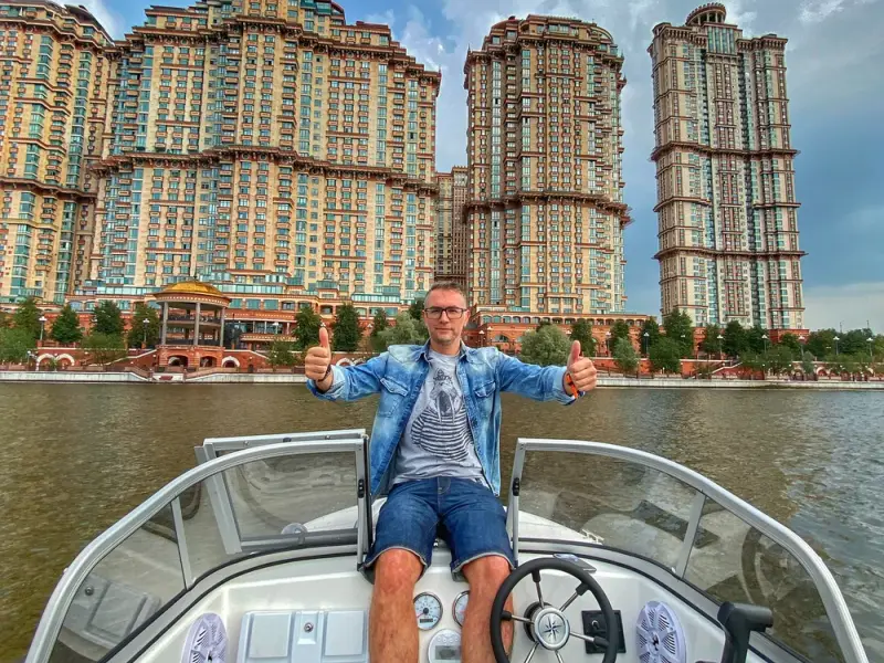 Самостоятельная прогулка на катере по живописному району Москвы