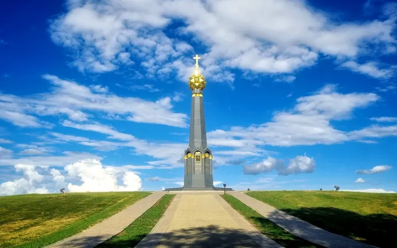 На поле Бородинском...