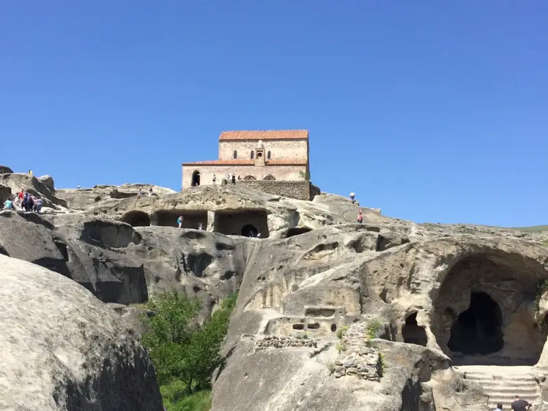 Древние церкви, город в скалах и грузинская кухня