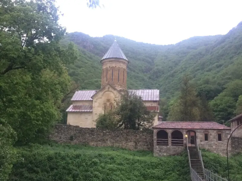 Древние церкви, город в скалах и грузинская кухня