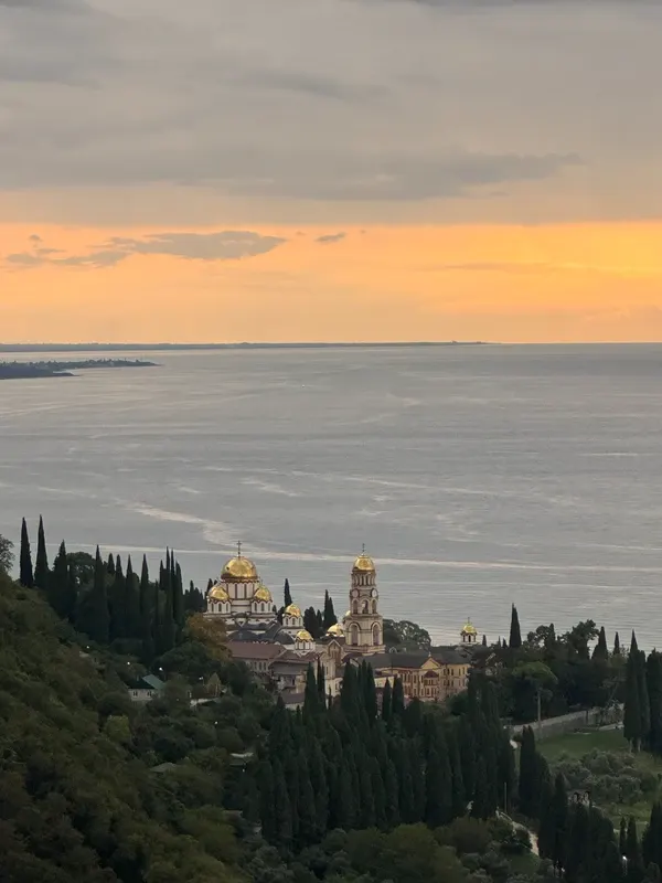 Абхазия — там, где горы встречаются с морем