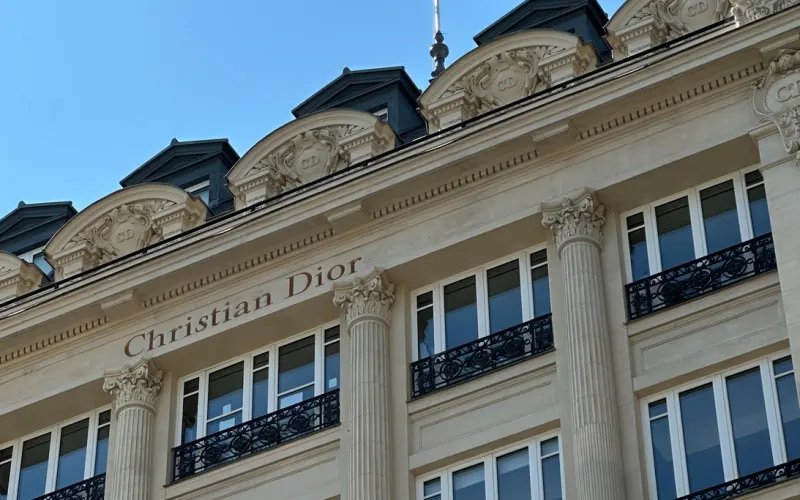 Мода сквозь улицы Парижа: от Людовика XIV до Dior