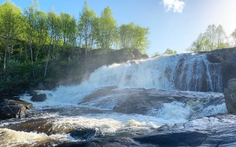 Душевный пикник у водопада на реке Лавна