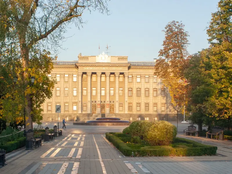 По центральной улице Краснодара