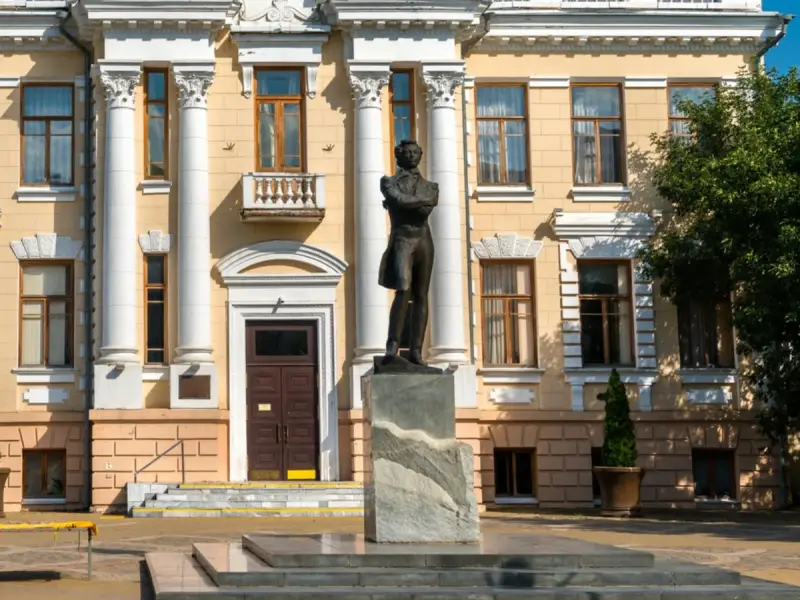 По центральной улице Краснодара