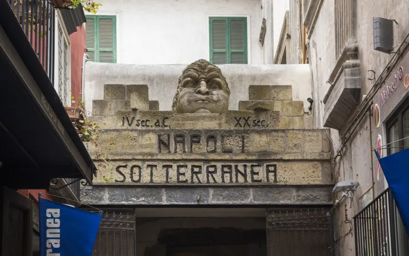 Подземный Неаполь, каменоломни, культ черепов и мастерские вертепов
