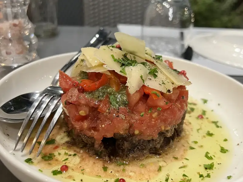 Вкус Афин: сыры, оливки, пироги и вино